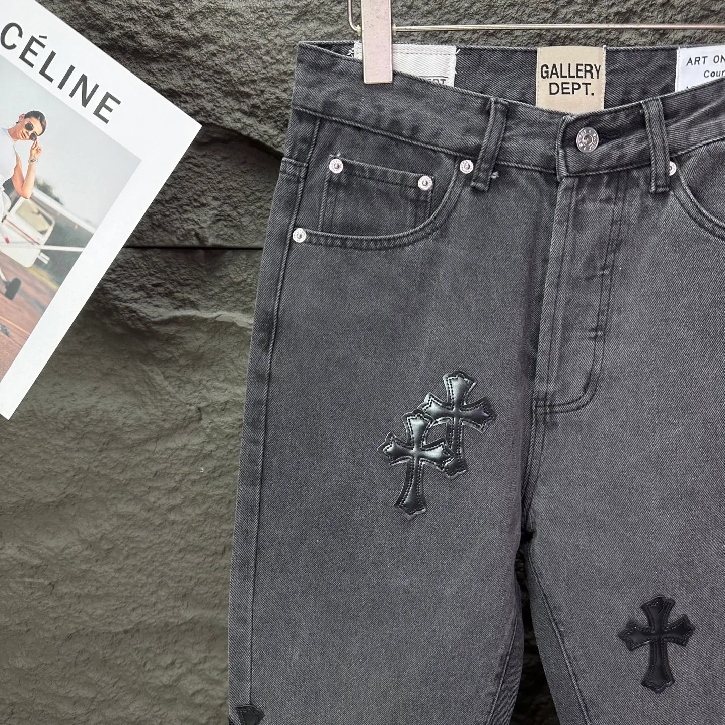 P270 GALLERY DEPT. Co-branded 2025 new black cross-leather stitching couple's style loose washed flared jeans 🔥High version🔥High version🔥 Top ceiling quality Styles with different washed textures are very friendly to people with thin legs and thick legs. The slightly flared version is very flattering to the leg shape. Moderate length that never goes out of style, easy and casual to match, basic styling for various styles, a must-have in the wardrobe! The fabric is stiff but also makes the upper body soft without losing texture. The washing process is even more perfect. It is a must-have item for everyone! ! ! Washed wheat, tag, pants label, three complete labels Color: washed black, washed blue Size: 28, 30, 32, 34 (four sizes)